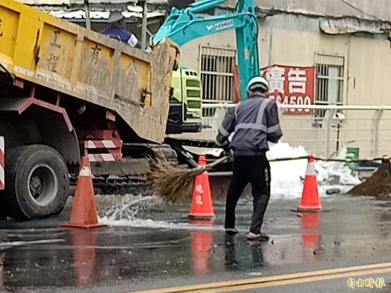 高雄鳳山交通要道經武路今天爆管冒水。（記者陳文嬋攝）