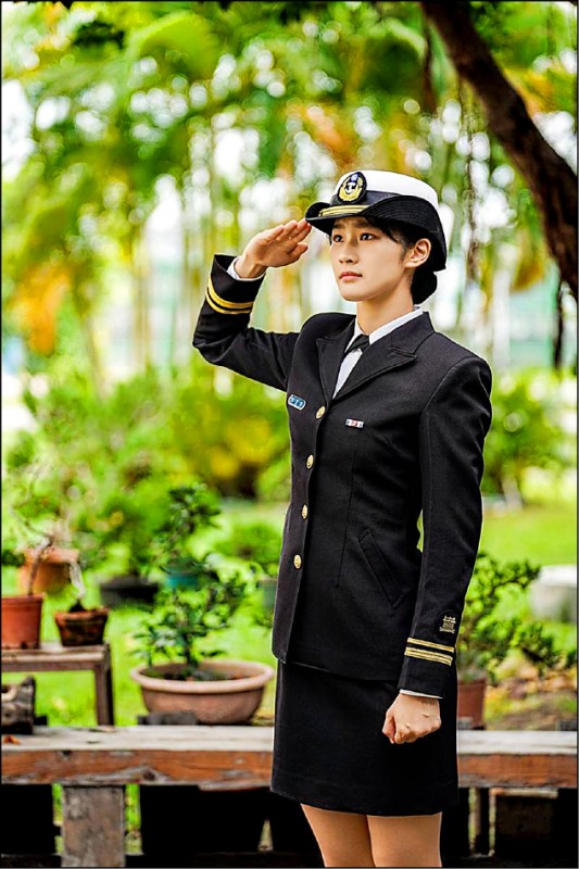海軍郭蕙寧中尉與美國女星黛咪摩爾有幾分神似。（取自海軍司令部臉書）