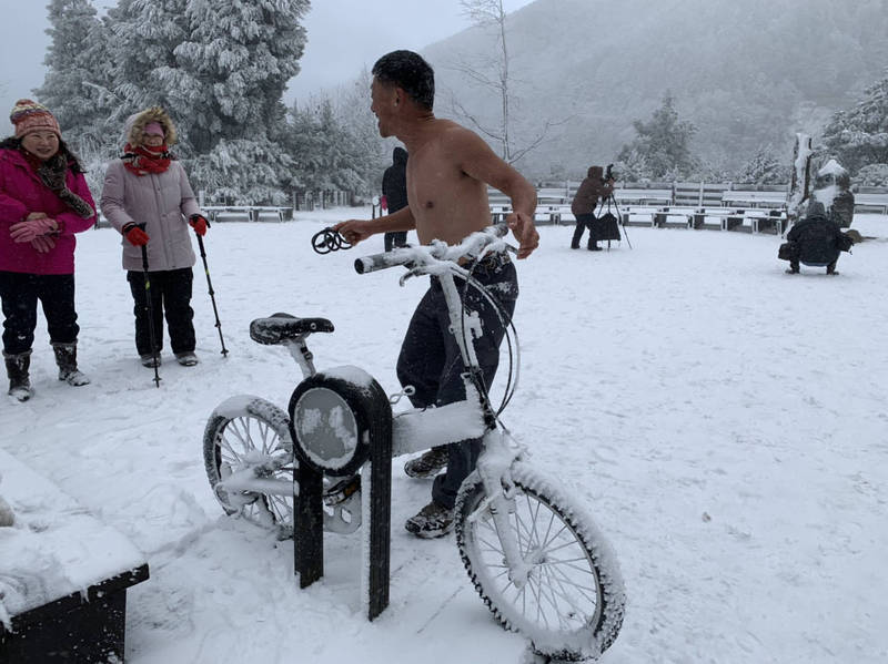 遊客赤裸上半身騎單車，玩得不亦樂乎。（太平山森林遊樂區提供）