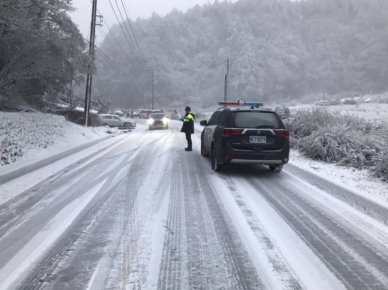 思源啞口附清晨飄雪，和平警實施交管維護安全。（記者張軒哲翻攝）