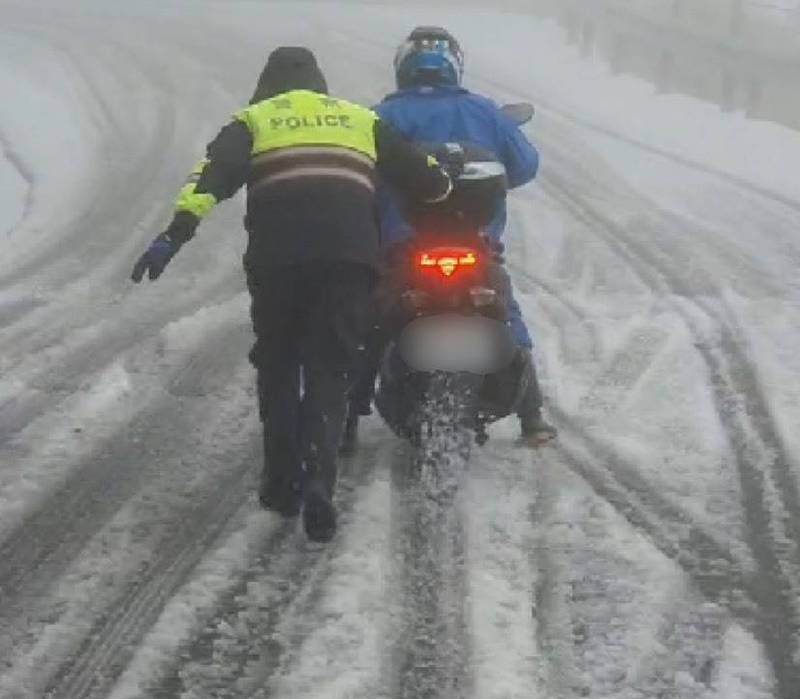 寒流襲擊全台急凍部分山區降雪，合歡山今日凌晨也降下2021年第一場雪，花蓮警方也忙著協助遊客。（新城警分局提供）