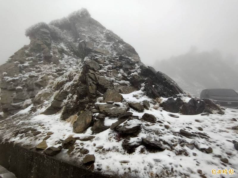 寒流低溫加水氣配合，合歡山降今年首場瑞雪。（記者佟振國攝）