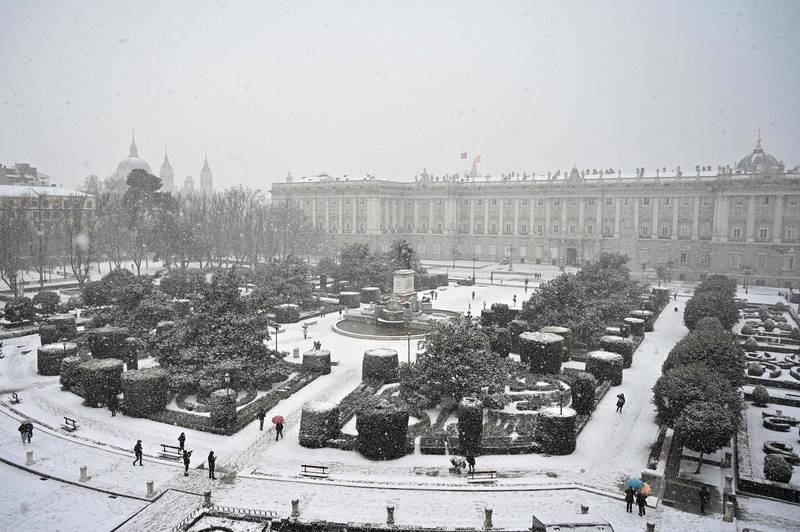 西班牙首都马德里白雪皑皑，王宫周围道路全被降雪覆盖。（法新社）(photo:LTN)