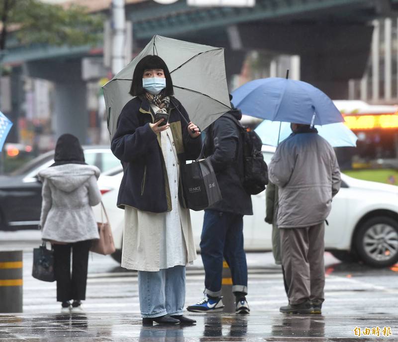 中央氣象局今晚持續發布低溫特報，全台各地除屏東為黃色燈號，其餘地區皆達到橙色燈號等級提醒。（資料照）