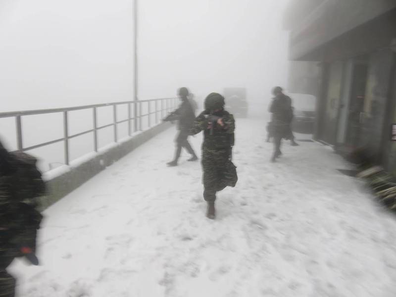 海軍高山站台下雪，國軍官兵雪中演練。（圖取自海軍臉書）