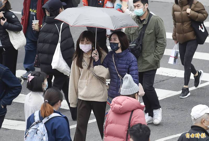 受強寒流影響，台北氣象局今晨測得7.3度，創入冬以來最低溫紀錄，比跨年那波的7.6度還低。（資料照）