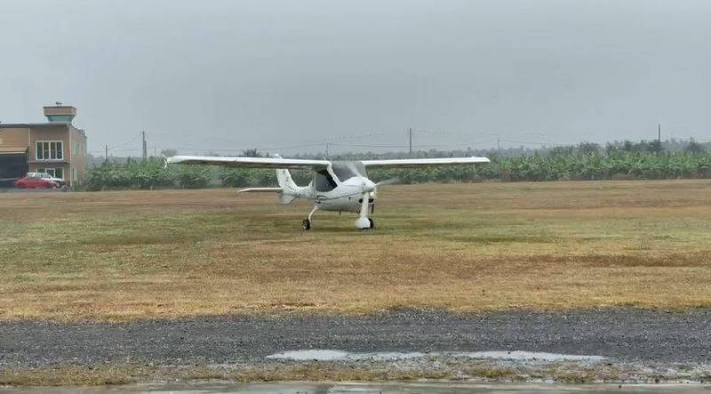 陳姓青年此次和同學透過網路旅遊平台預訂輕航機體驗行程，第一次搭輕航機，沒想到遇難。（記者羅欣貞翻攝）