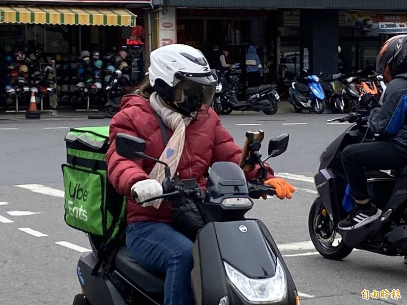 寒流來襲，有外送員今凌晨在台北大安街頭，因客人設錯外送地址，讓外送員冒7度低溫等了30分鐘。外送員示意圖。（記者張聰秋攝）