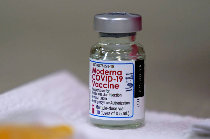 英國今天宣布核准接種莫德納疫苗（見圖），這也是英國批准施打的第3款武漢肺炎疫苗。（美聯社）