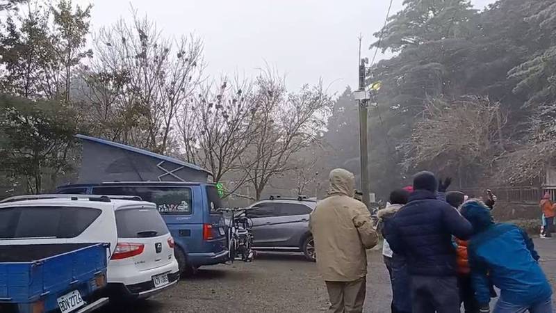 向陽山區今早下起冰霰，追雪客瘋狂捕捉興奮的一刻。（關山警分局提供）