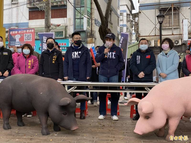 前總統馬英九（右三）今早出席國民黨在桃園市中壢區華勛市場舉辦「反萊豬，拚公投」二階段連署活動場合，指美國最近對台灣輪胎課徵反傾銷稅，把台灣列入外匯操縱國，美國人在經貿方面對我們一點也不友善。（記者陳璟民攝）