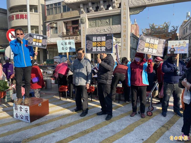 國民黨金門縣黨部主委石兆瑉（左一）在東門菜市場大路口向路過民眾喊話，呼籲踴躍參與「反萊豬食安公投」連署。（記者吳正庭攝）