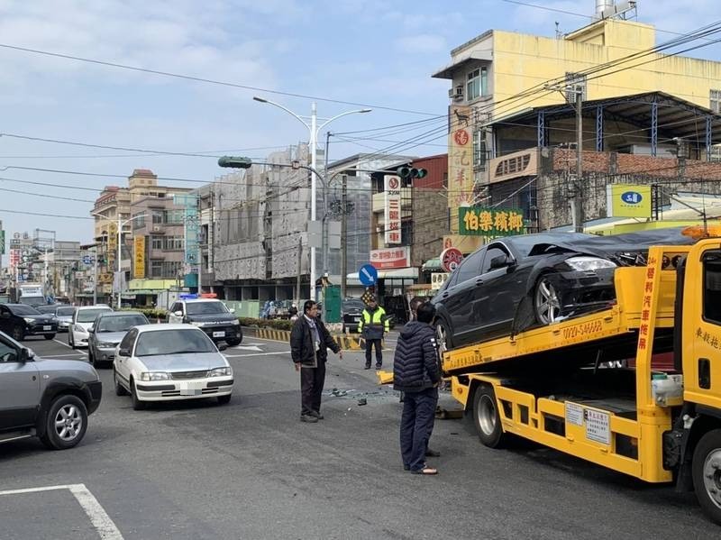 賓士車頭撞毀，由吊車拖離現場。（記者葉永騫攝）