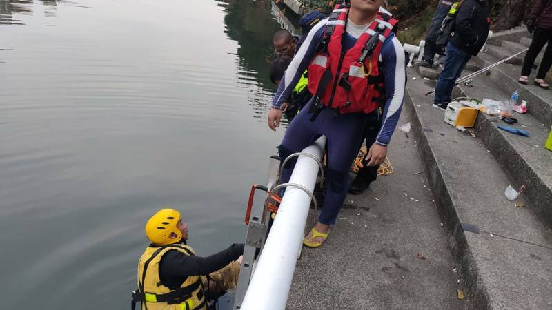 消防員跳入前鎮河搶救男子。（記者黃旭磊翻攝）