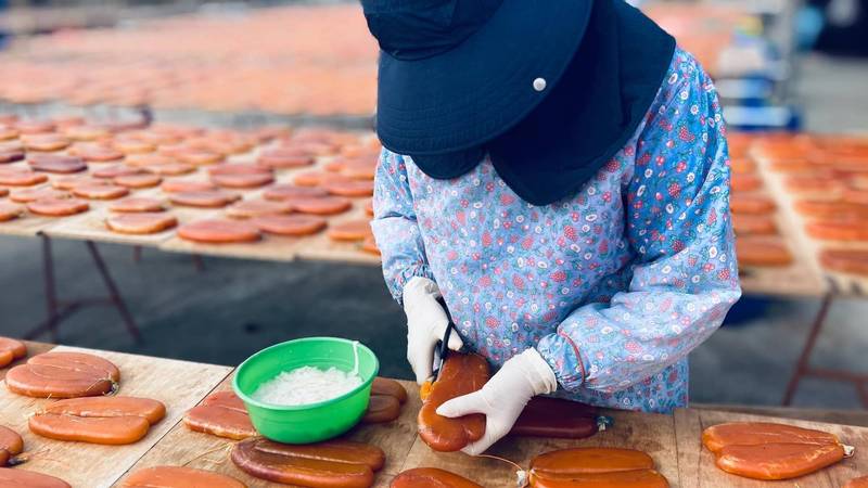 「烏魚子美容師」正在修復破損烏魚子。（張建成提供）