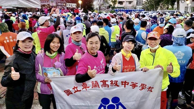 行銷觀光與在地農產，3000跑者不畏低溫卓蘭水果之鄉全國馬拉松開跑。（圖由卓蘭高中提供）