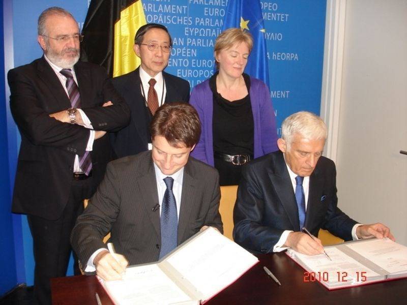 歐盟給予台灣免簽證10週年，當時推動此案的前外交部長林永樂（後排中）表示，感謝歐洲方面許多友台力量促成此事。圖為2010年時任歐洲議會議長布澤克（前排右）與理事會輪值主席國比利時歐盟國務部長沙斯特（前排左）簽署台灣免申根簽證法案，林永樂到場觀禮。（圖取自外交部網頁mofa.gov.tw）