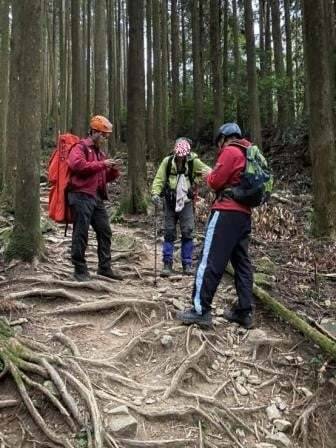 圖為去年男子（中）獨攀加里山，攀繩下山腰部受傷摔斷牙齒。（苗栗縣消防局提供）