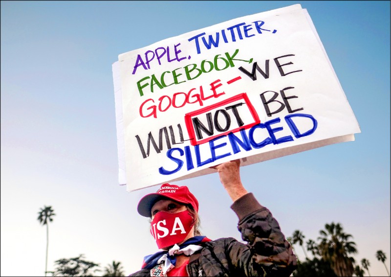 川普支持者九日高举「我们不会被噤声」的标语，向脸书、推特等社群媒体喊话。（路透）(photo:LTN)