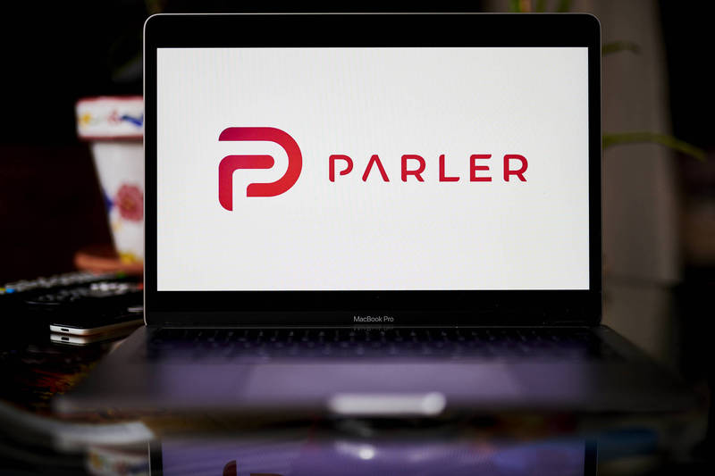 不少川粉转往社群平台「Parler」，使该平台俨然成为「川粉大本营」，不过该平台近期再度遭到各项系统全面封杀。（彭博）(photo:LTN)