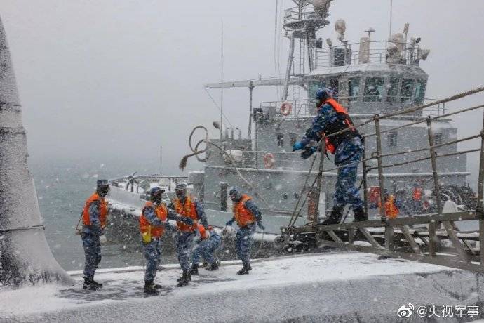 央視軍事昨釋出中共解放軍北海艦隊新年開訓在風雪中操練照片，被解讀是為日後渤海黃海軍演做準備，嚇台意味濃厚。（圖擷自央視軍事官方微博）