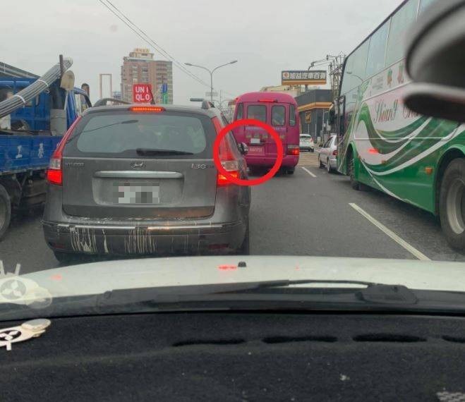 網友表示，自己在「停紅燈」時拍下前方車輛未打開後照鏡（紅圈處）的照片。（圖取自臉書社團「爆廢1公社」）