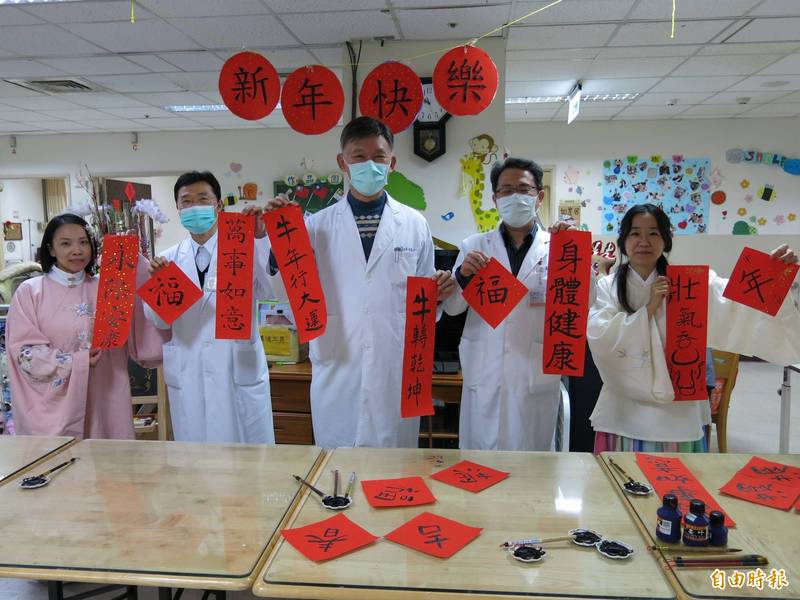 豐原醫院附設護理之家醫人員揮毫，祝福長輩平安健康。（記者歐素美攝）