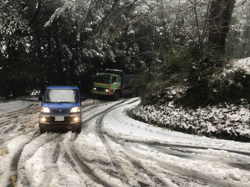 台7甲線地面積雪結冰，民眾上山追雪要十分小心。（武陵農場提供）