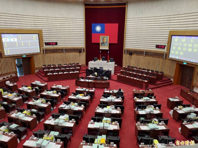 高雄市議會臨時會天天延遲開會，提早散會，台灣基進批評議員怠惰是高雄之禍。（記者王榮祥攝）