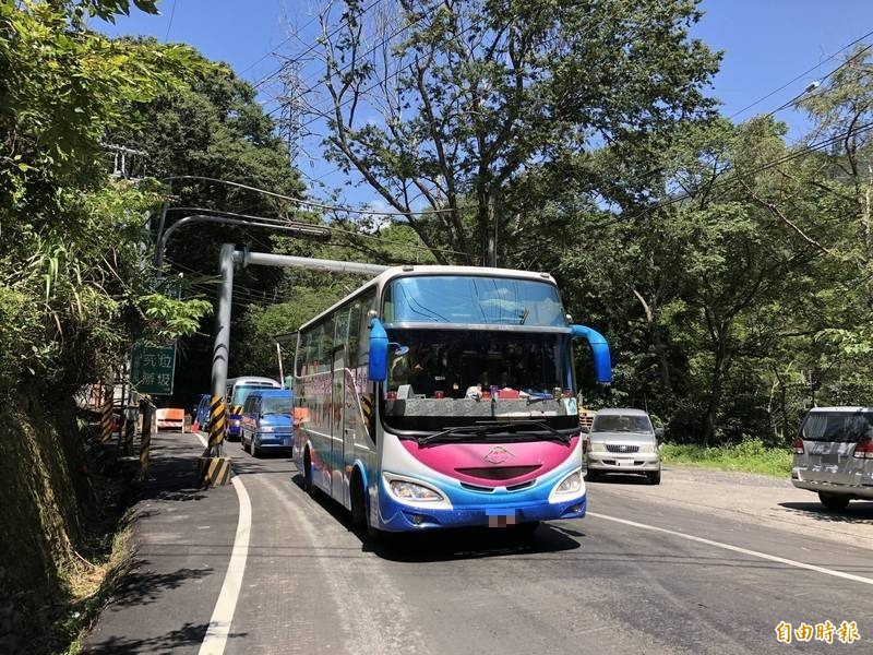 為利大梨山居民行車安全及兼顧中橫便道工程進行，1月15日至2月28日每週五至週一，中橫便道加開上午10點通行班次。（資料照）