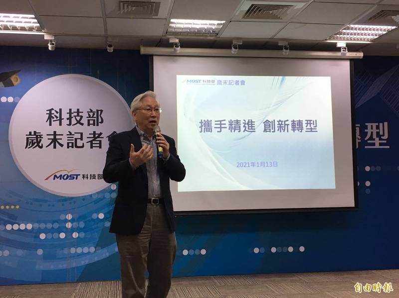 科技部長吳政忠今天說明新年度的施政主軸為「攜手精進、創新轉型」。（記者楊綿傑攝）