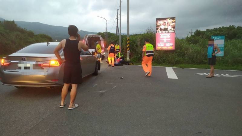 黃男騎重機載母親返家途中，與一輛轎車發生碰撞，黃母倒地不起，送醫不治，黃男自責不已。（資料照，記者林嘉東翻攝）