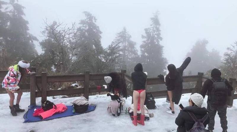 网友称3名身材姣好的正妹在太平山下雪之际，脱去登山时穿着的保暖衣裤。（图取自爆废公社）(photo:LTN)