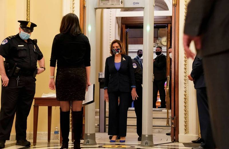 为避免议员携带武器进入议场，美国会12日在众议院外设置金属探测门。图为众议院议长裴洛西接受安检。（路透）(photo:LTN)
