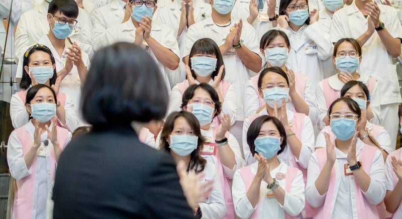 蔡英文總統在臉書替醫護人員加油打氣，強調此時不需要用「開除醫師」這樣的風涼話來打擊前線士氣。（圖取自蔡英文臉書）