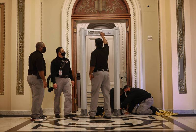 国会12日紧急加强维安，在众议院一场入口安装金属探测门。（法新社）(photo:LTN)