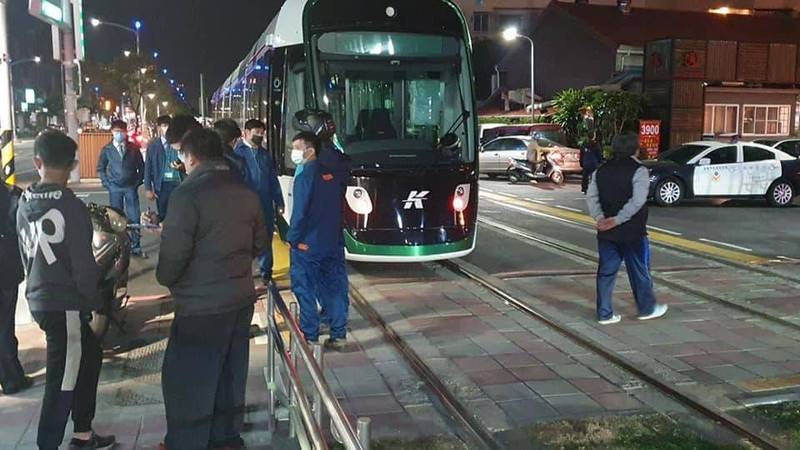 高雄輕軌大南環段昨晚發生通車後首件交通事故，輕軌列車被闖越路口的機車撞上。（翻攝臉書高雄點）