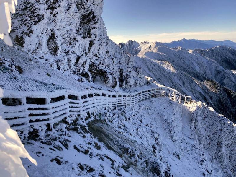 玉山風口至主峰頂路段，不受冷氣團減弱影響，仍是一片冰天雪地景象。（玉管處提供）