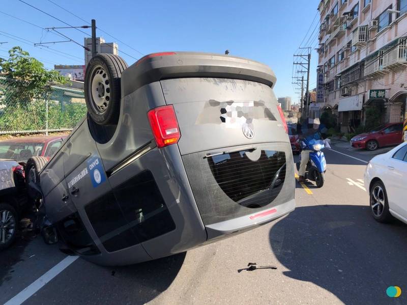 吳姓男子駕駛自小客撞擊路旁3車後翻覆路中。（民眾提供）