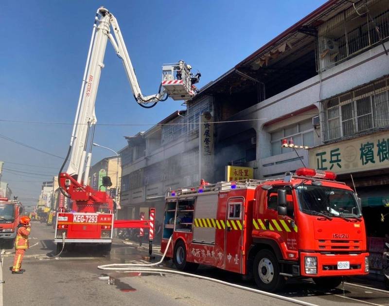 台中太平區永隆里長張立緯的服務處，上午氣爆起火，消防局出動雲梯車滅火。（記者陳建志翻攝）