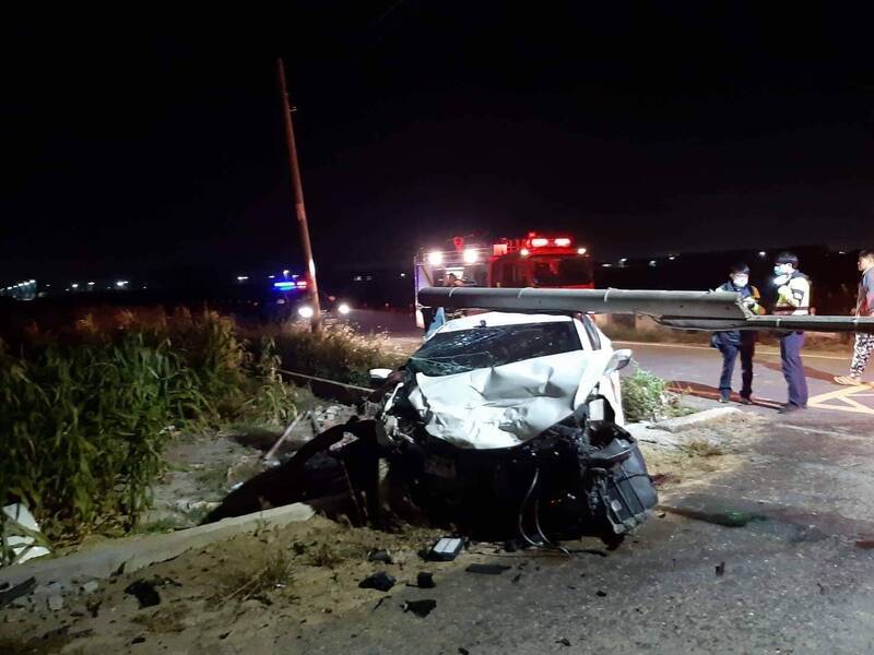 嘉義縣朴子市深夜發生2車撞擊車禍，白色轎車撞斷電桿，深色轎車衝入田裡。（民眾提供）