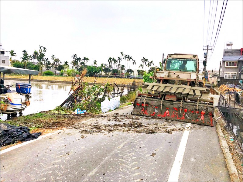 農耕機具夾帶泥土污染道路。（屏東縣政府環保局提供）