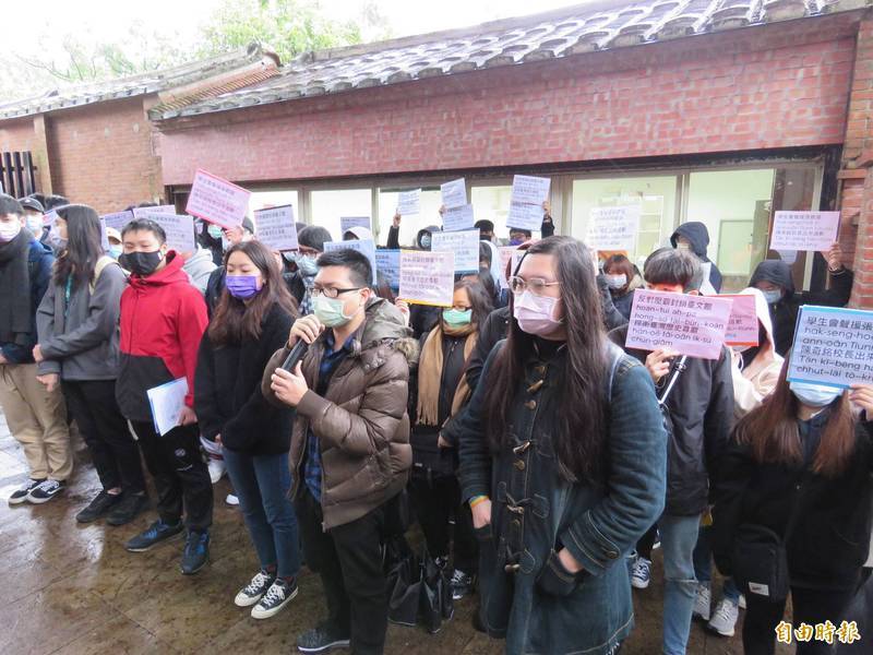 針對真理大學台南麻豆校區台灣文學館換鎖擋創館的名譽館長張良澤一事，校內師生11日在校內集結聲援張良澤，要求校長道歉。（資料照）