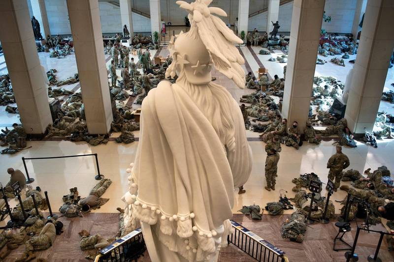 大批國民兵部隊在國會大廳和迴廊的地板上休憩或補眠，武器不離身。（法新社）