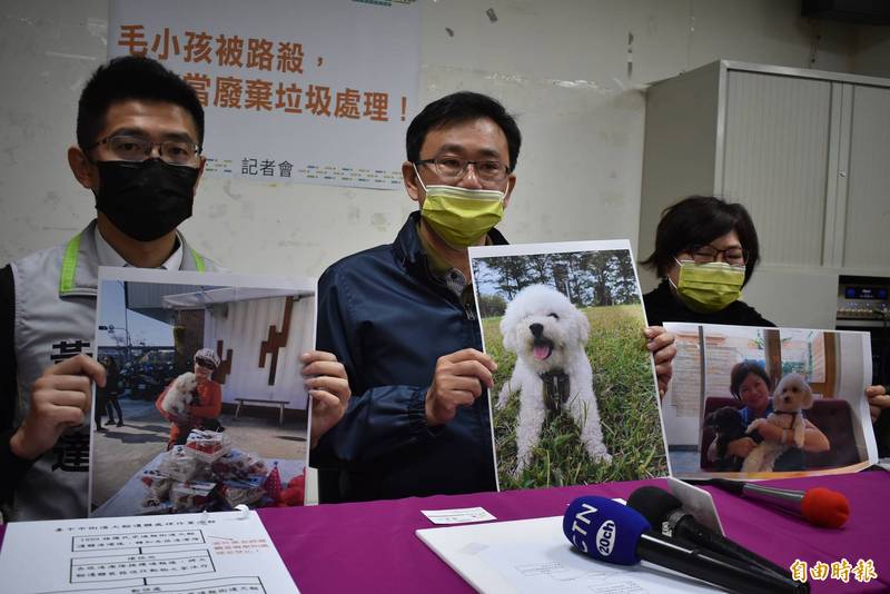 劉小姐（右）拿出愛犬照片，與立委黃國書（中）、議員黃守達（左）開記者會，抨擊中市政府「唬弄」市民。（記者張瑞楨攝）