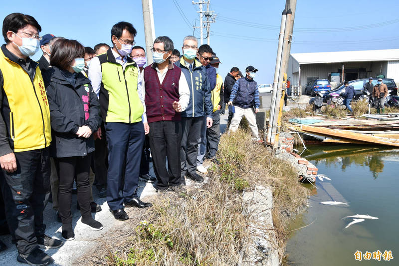 農委會主委陳吉仲（前左三）今天（15日）到台南將軍區視察養殖魚塭受寒害情形。（記者楊金城攝）