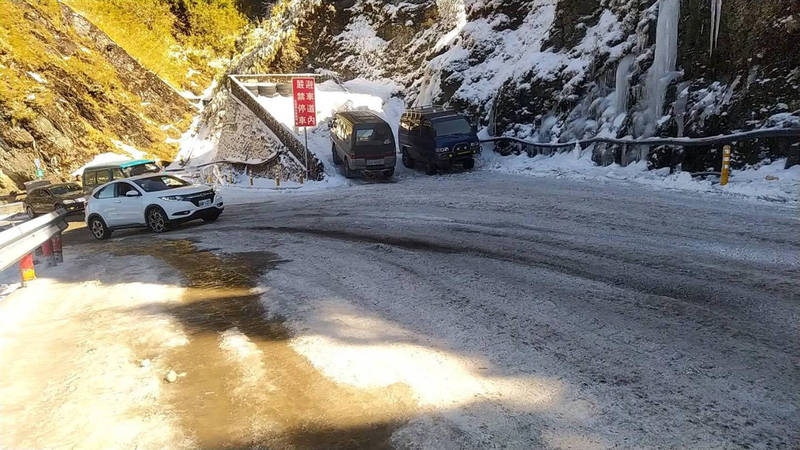 合歡山今晚又要預警性封閉道路，台14甲線翠峰到大禹嶺路段封閉，封閉時間延後到晚間7時。（中橫路況交通資訊站提供）