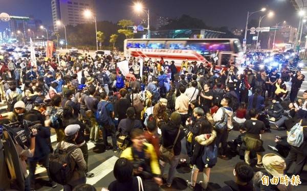 男子參加「反對勞基法修惡大遊行」，擋住公車行進，判拘20日。（資料照。記者羅沛德攝）