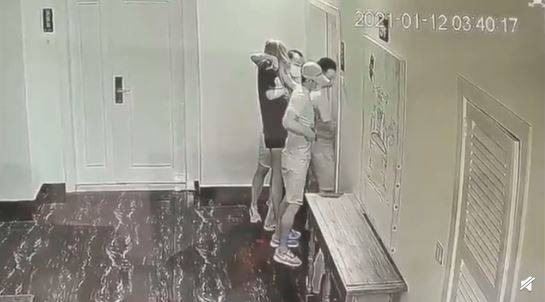 枪手将2人挟持至案发公寓一处房间灭口。（图撷取自微博）(photo:LTN)