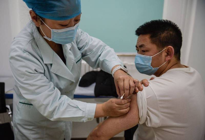 由中国国药控股公司研制的两款武汉肺炎疫苗，还上市不到两週，就有两名高层主管陆续辞职，长期关注中国疫苗安全问题的评论人士马聚指出，这种现象可能代表如今情况不妙。图为北京民众施打疫苗画面。（美联社）(photo:LTN)